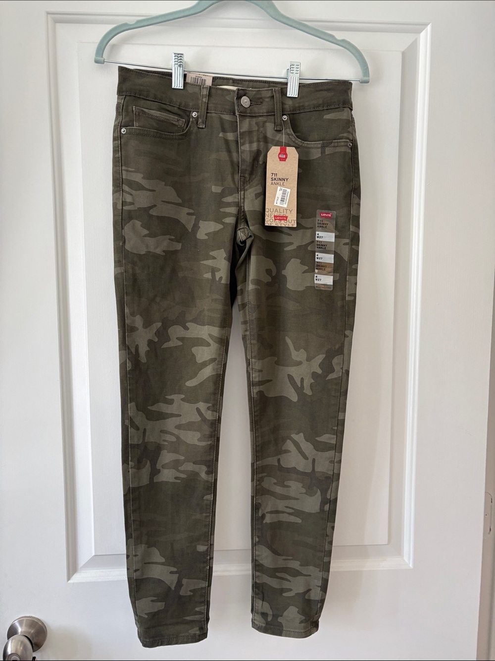 New With Tags Women’s Levi’s 711 Skinny Ankle  Camo Skinny Jeans  Size 4/27